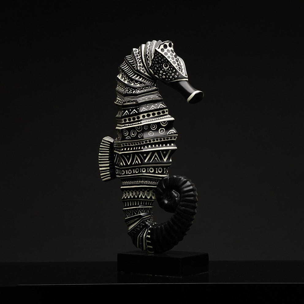Hippocampe broderie noire à motif traditionnel sculpture  en résine
