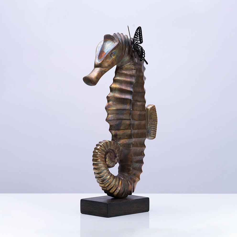 Hippocampe cuivrée papillon sculpture en résine