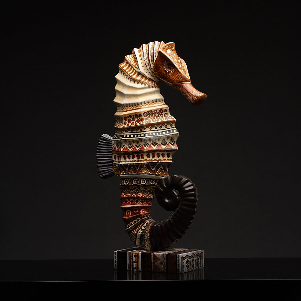 Hippocampe marron à motif traditionnel sculpté en résine.